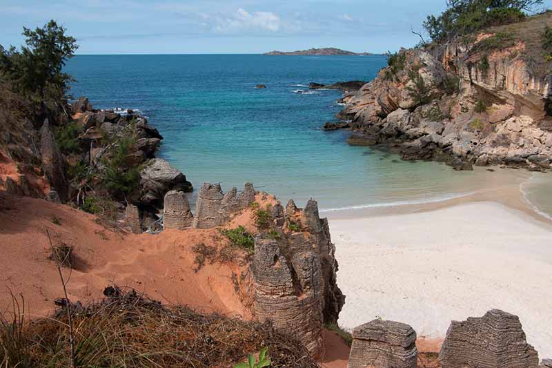 Coloured sands and grey cliffs at Lonely Beach